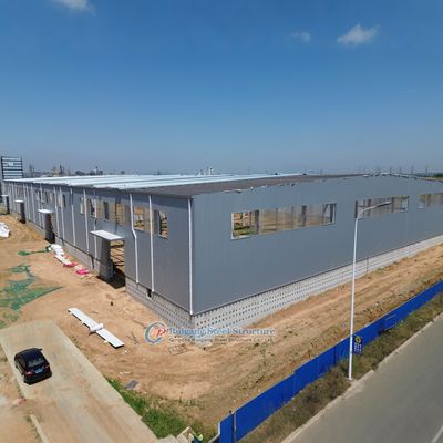 مستودع هيكل فولاذي مخصص مع ألواح شفافة للإضاءة الطبيعية